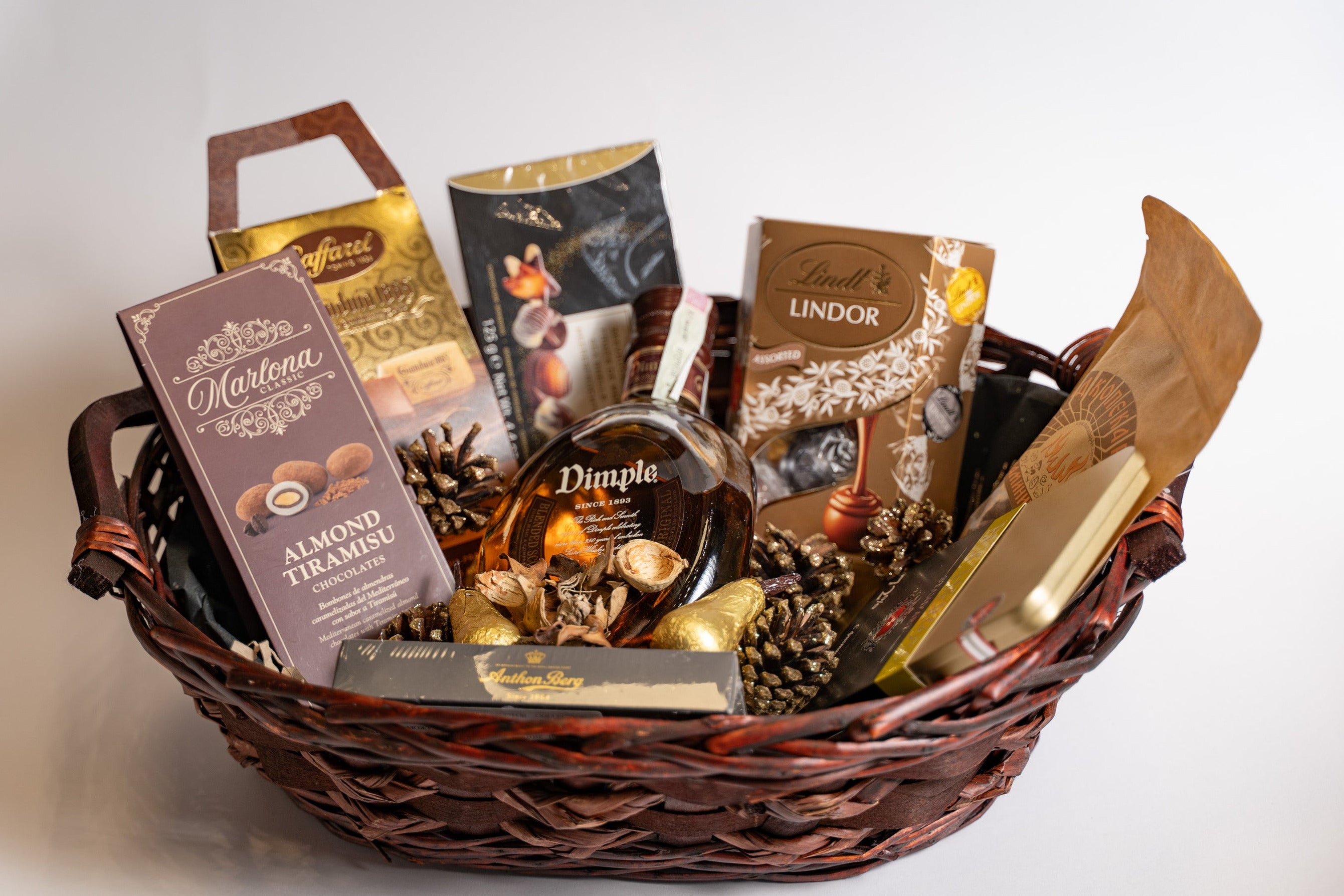 Подаръчна кошница „Golden Indulgence“