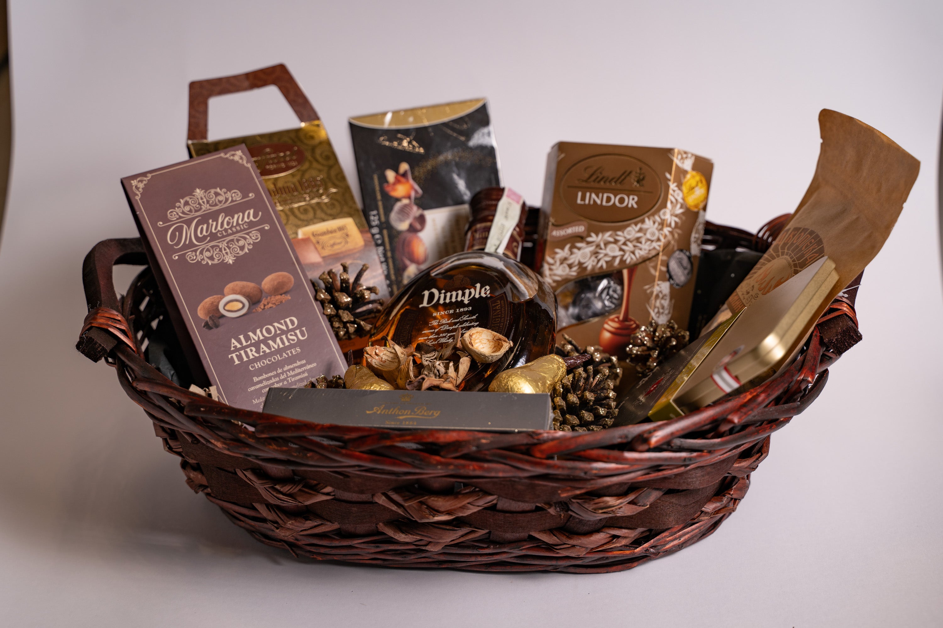 Подаръчна кошница „Golden Indulgence“